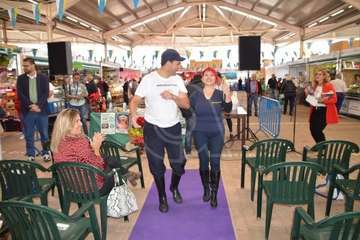 Presentación del calendario solidario 2010 en el Mercado Municipal de Telde (Foto TA)